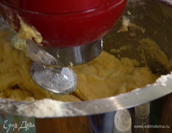 Порциями ввести оставшееся размягченное сливочное масло и вымешивать тесто до однородного состояния еще минут 10 на небольшой скорости.