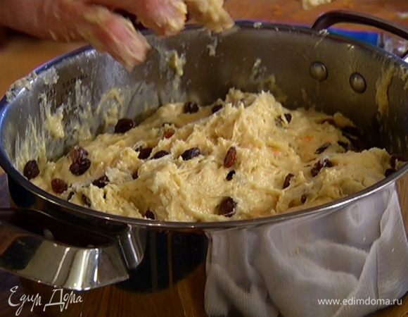 Частями ввести оставшийся изюм, еще раз вымесить.