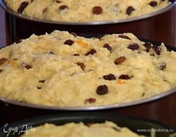 Разложить тесто в формы для куличей, накрыть влажным полотенцем и поставить в теплое место на 1 час.