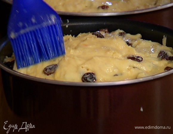 Оставшееся молоко перемешать с желтком и смазать поверхность панеттоне.