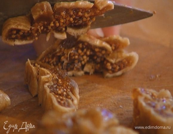 Инжир порезать маленькими кусочками.