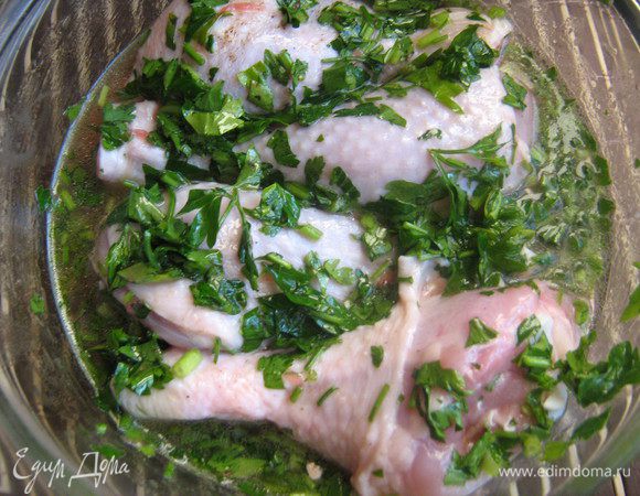 Голени вымыть. Грейпфрут разрезать пополам. Из одной половины выжать сок. 
Петрушку вымыть, обсушить и измельчить. Смешать в миске сок грейпфрута, измельченную петрушку и 3 ст. л. масла,добавить соевый соус. Посолить, поперчить по вкусу.
Голени поместить в глубокую посуду, залить получившимся маринадом и оставить в теплом месте на 1 ч.