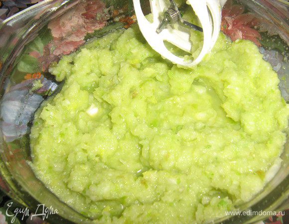 Пока маринуются голени, займёмся яблочным дипом:
Лук очистить и нарезать произвольными кусками.Сельдерей нарезать небольшими кусочками. Яблоки вымыть, разрезать на 4 части и удалить сердцевину. Нарезать ломтиками. Сельдерей и яблоки измельчить с помощью блендера, добавить лук и оставшееся масло. Взбить в пюре. Посолить, поперчить по вкусу и поставить в холодное место.