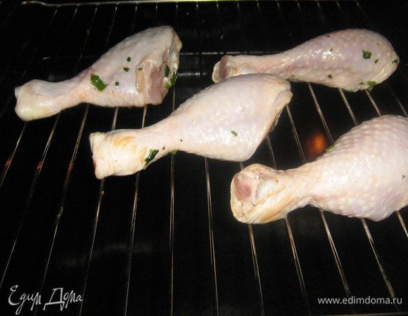 Разогреть духовку до 200с,голени выложить на решётку и жарить в режиме "гриль" 20 минут.