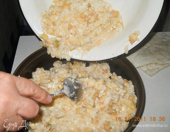 Смазать сковородку постным маслом, посыпать сухарями и высыпать в нее приготовленную массу.