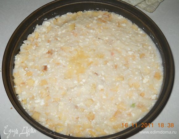 Выровнять ее по всему объёму сковородки и ставим выпекать в духовку, примерно на 40 минут при температуре до 180 градусов.
Во время выпечки дверцу духовки не открывать, чтобы шарлотка не опала.