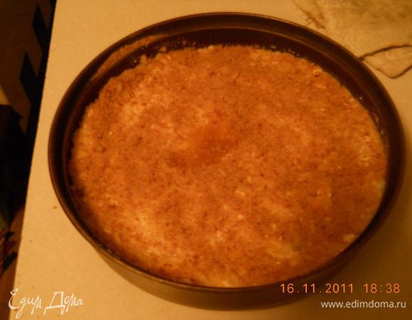 Пирог готов, когда сверху появилась светло-коричневая корочка, и при прокалывании зубочисткой нет следов сырого теста.
Все. Шарлотка готова.
Всем приятного аппетита!!!