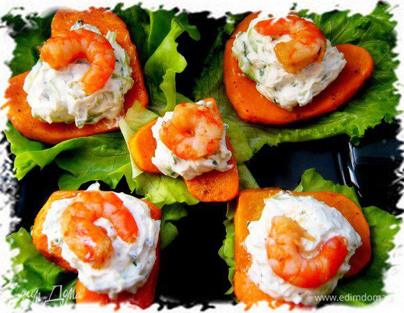 Огурец вымыть и нарезать тонкой соломкой. Смешать в миске сливочный сыр, огурец, лимонный сок и щепотку перца. Постепенно влить масло,в котором жарились креветки.Хорошо перемешать.На тыквенное сердечко аккуратно выложить сырную массу,сверху украсить креветкой.Подавать на салатных листьях.