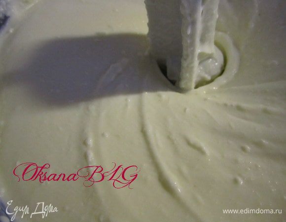 Творог, яйца, сметану, сахар, крахмал взбить в блендере.