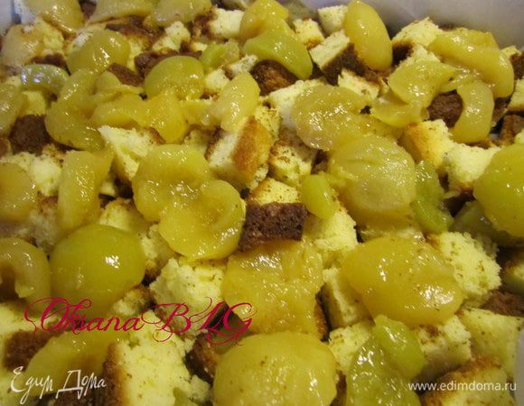 Персики выложить на бисквит.