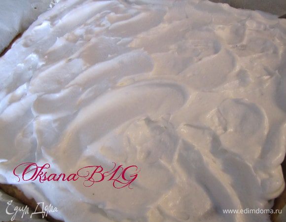 Белки взбить, добавить сахар. Взбивать до устойчивых пиков. Выложить на запеканку.