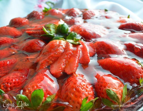 Сборка: Положить 1 бисквит, на него несколько ложек начинки и все размороженные ягоды, 2 бисквит несколько ложек начинки и конфеты, 3 бисквит и украсить его свежей клубникой, и залить в 2 этапа желе, приготовленным по инструкции. Поставить торт на ночь в холодильник. МИР ВАМ!