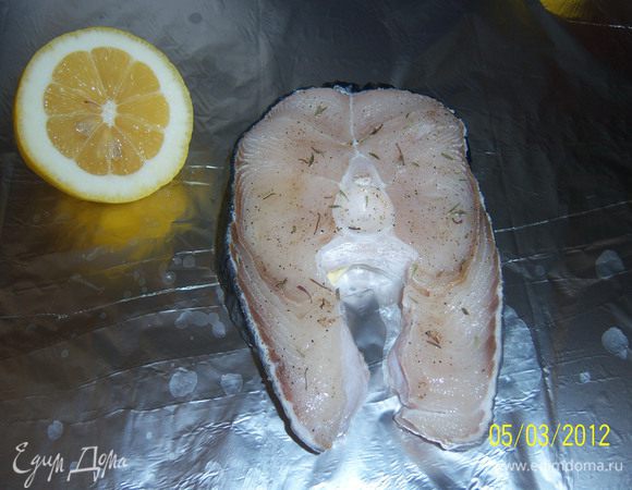 рыбу натереть солью и специями, выжать лимонный сок, завернуть в фольгу и отравить в духовку минут на 40.