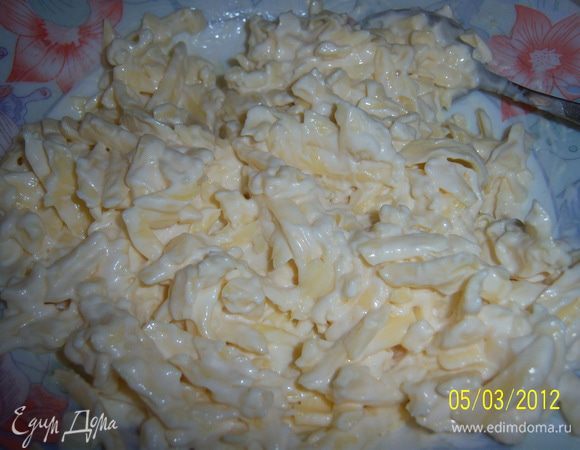 готовый картофель очистить, сыр натереть на тёрке, выдавить чеснок, добавить сливочное масло, щепотку соли и всё размять и перемешать. Пюре готово!