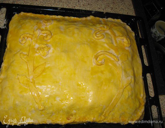 Сверху накрыть второй частью, наколоть вилкой, помазать желтком. Печь при 180 (у меня режим Пицца) минут 20 до румяной корочки. Приятного аппетита!