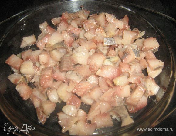 Сельдь очистить от кожи,внутренностей,разобрать на филе,вынуть кости.Порезать филе на маленькие кусочки.