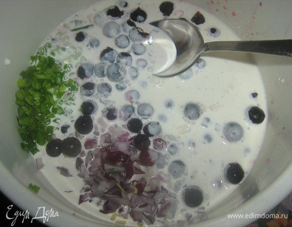 Очень мелко порезать зелёный и красный лук,добавить сахар,лимонный сок,чёрный перец и влить сливки,перемешать