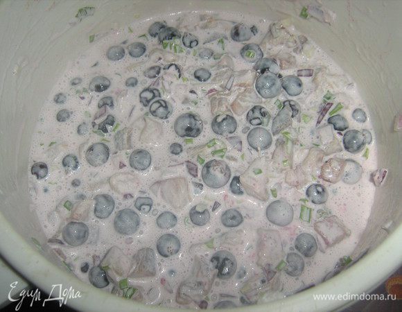 добавить кусочки сельди и смородину,ещё раз хорошо перемешать,поперчить по вкусу.И поставить в холодильник на несколько часов(или на ночь).