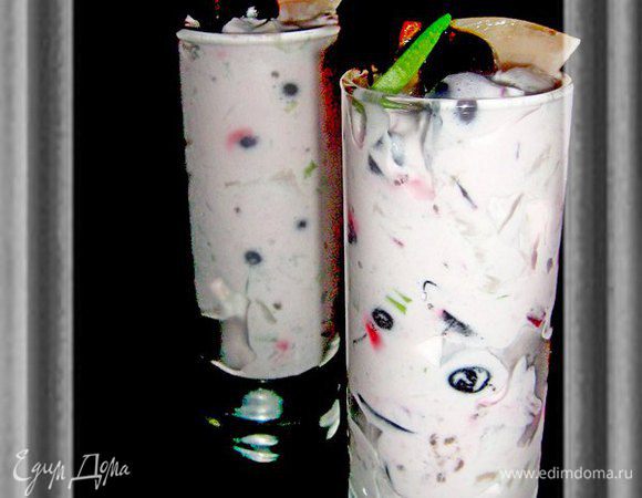 Готовую закуску разложить по креманкам или стаканчикам,украсить ягодкой смородины и кусочком сельди.Очень вкусная,необыкновенно нежная закуска.Приятного аппетита!