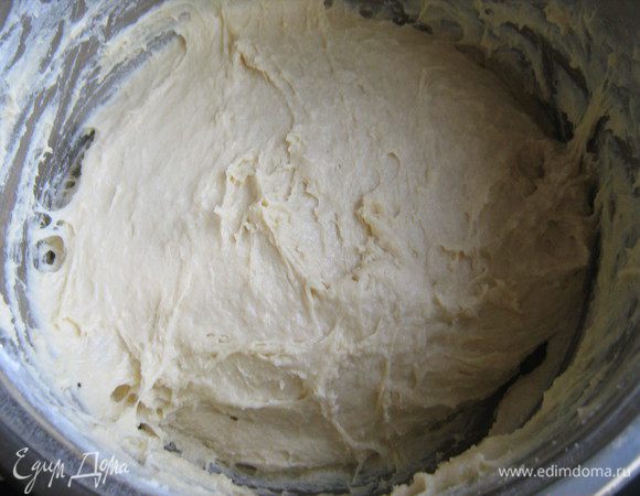  Добавить яйца, сахар, соль, всыпать муки и замесить тесто (яйца лучше предварительно растереть с солью и сахаром, а потом ввести в тесто). В конце замеса добавить сметану, вымешивать до тех пор, пока тесто не перестанет прилипать к миске и рукам (тесто не должно быть крутым).