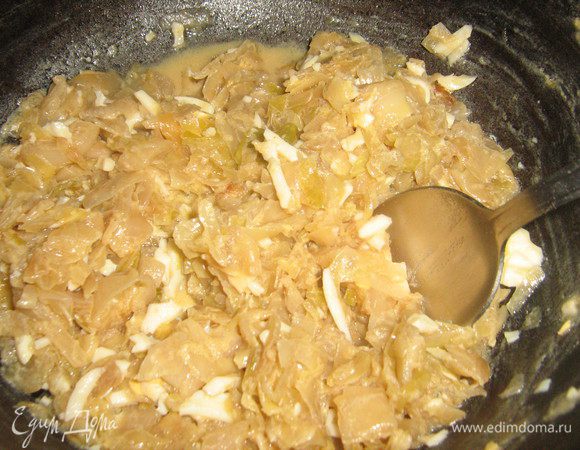 Пока тесто подходит делаем начинку:
Капусту нашинковать соломкой,лук нарезать кубиками,В разогретом раст.масле обжарить лук,добавить капусту и тушить помешивая до готовности,посолить,поперчить по вкусу,добавить рубленные варёные яйца,хорошо перемешать.Начинка готова.