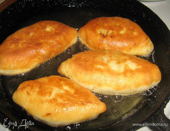 Ну и дальше как обычно.Раскатываем кусочек теста,кладём начинку,защипываем и жарим пирожки с двух сторон в хорошо разогретом раст.масле.Приятного аппетита!