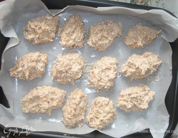 В форму для запекания выложить пергамент, смазать оливковым маслом. 
Сформировать пирожные и аккуратно выложить в форму. 
Пирожные запекать в духовке при небольшой температуре 25-30 мин.  