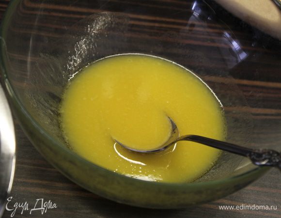 Желтки растереть с лимонным соком и растительным маслом...