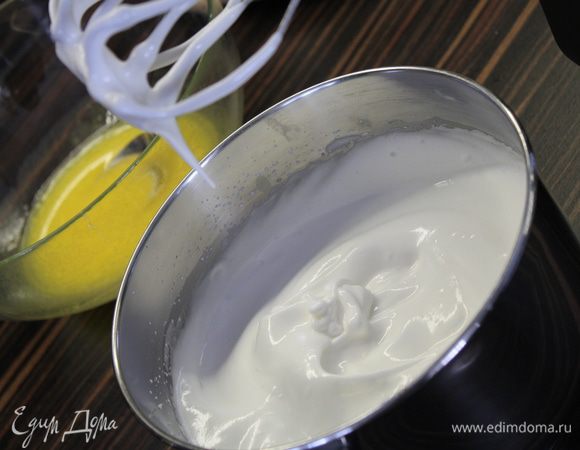 Белки взбить с оставшимися 100 г сахара до мягких пиков...