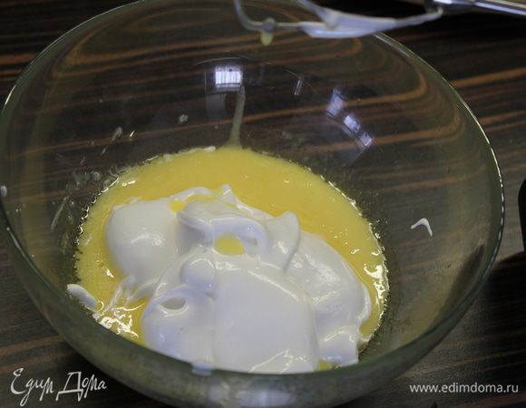 Добавить сначала 1\3 белков к желткам...