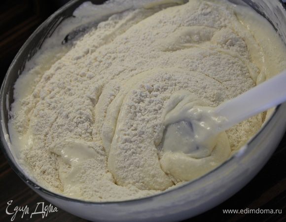 Постепенно подсыпать мучную смесь и осторожно вымешивать лопаточкой до однородности...Главное, чтобы тесто не осело, лучше по чуть-чуть.. 