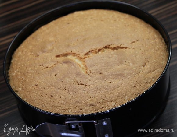 Дно формы проложить пекарской бумагой и слегка смазать растительным маслом, бока не смазывать!...Выпекать бисквит в разогретой до 175 градусов духовке минут 30-40 (до сухой палочки)...Остудить в форме - бисквит не осядет и не уменьшится в диаметре!