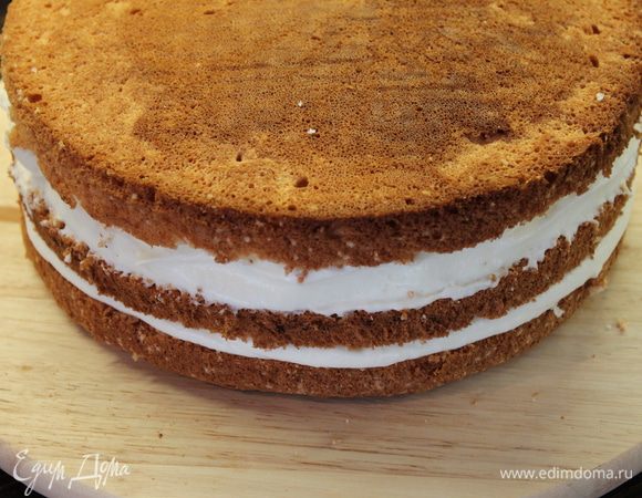Готовый бисквит разрезать на три коржа. Два нижних прослоить кремом и сложить в торт.