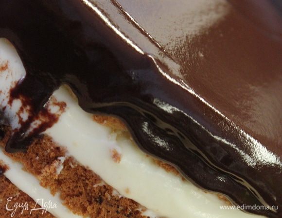 Залить глазурью верхний корж и бока торта. Торт готов!...ему не нужно времени пропитываться и настаиваться, подавать и резать можно сразу, ну, если только дать глазури чуть схватиться) отличный быстрый вариант!..:)