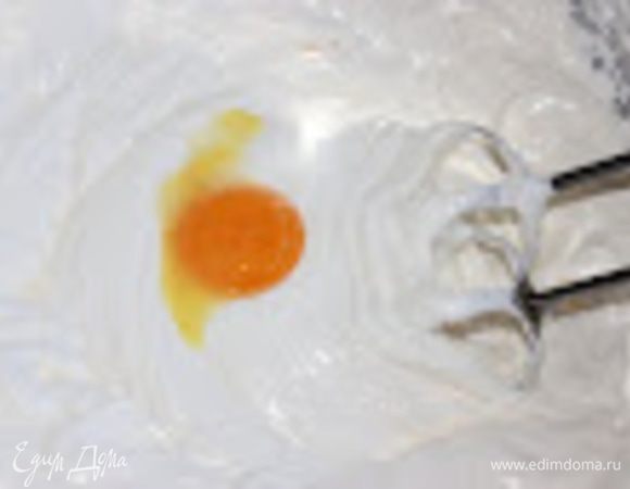 Затем, продолжая взбивать, небольшими порциями ввести 1,5 стакана сахара и яичные желтки (по одному).

