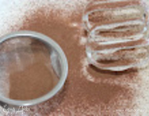 Какао протереть через сито, чтобы не было комочков, всыпать в тесто и аккуратно перемешать. Затем в несколько приемов добавить муку и соду, погашенную лимонным соком.

