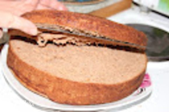 От готового остывшего бисквита отрезать корж высотой 1,5-2 см, а оставшуюся часть нарезать кубиками в 3-4 см.