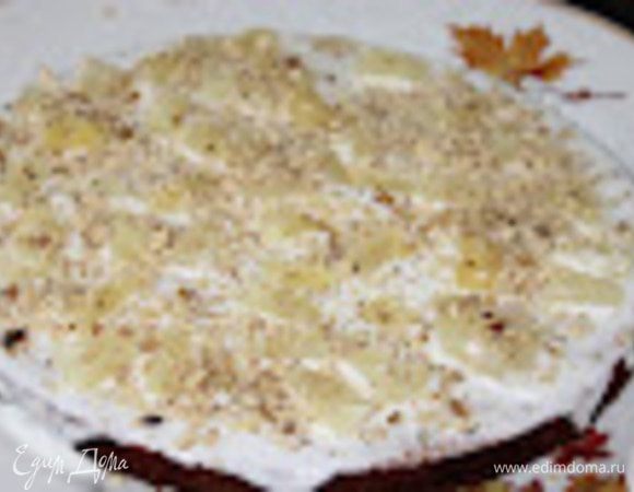 Целый корж выложить на блюдо и залить слоем крема. Сверху разложить часть ананасов и посыпать все орехами.
