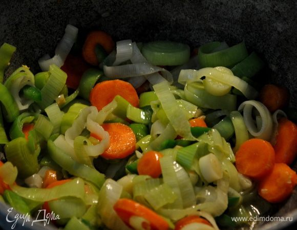 Разогреть  олив.масло на сред. огне.Положить лук-порей порезанный чеснок.Жарить примерно 7мин. Добавить порезан. халапе́ньо, морковь,специи,соль и готовить на сред- медлен.огне примерно 5мин.Или пока морковь не станет мягкой.