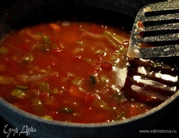 Добавить томаты,вино и 1стак.воды.
готовить на сред.огне примерно еще 5мин.