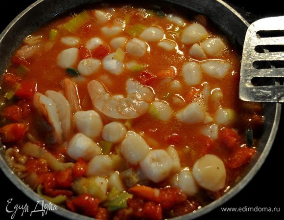 Выкладываем креветки и морские гребешки в массу и готовим пока  креветки не порозовеют или 4-6мин.
Добавить свеж.кориандр и подавать к столу с рисом или кускусом.