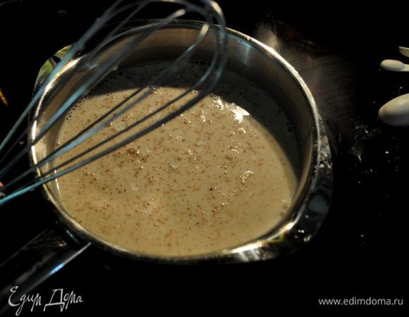 В кастрюльке смешать 5 первых ингредиентов.Добавить молоко и хорошо все перемешать.Готовить  на сред.огне пока не появятся пузырьки, помешиваем.Убавить огонь и готовить еще 2мин. Снять с огня.