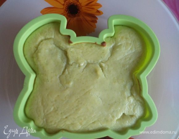 Отделяем белок от желтка. Белок взбиваем отдельно. Желток соединяем с картофельным пюре. Потом вводим аккуратно белок. Все снова перемешали и  выкладываем в  силиконовую формочку для запекания.