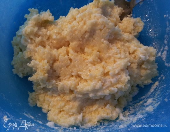 Отделить белки от желтков, белки убрать в холодильник. К желткам добавить сахар,размягченное масло. Перемешать. Добавить натёртый белый шоколад, муку,ванильный сахар и коксовую стружку. Взбить белки и добавить к нашу смесью Аккуратно перемешать. 