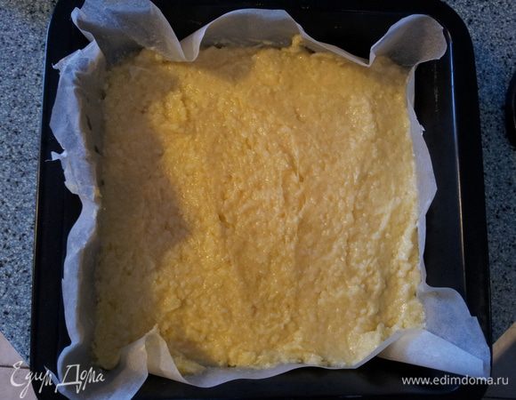 В форму положить пергамент и вылить наше тесто. 
Форму желательно брать маленькую, чтобы пирожные получились воздушными.Выпекаем в разогретой до 180 градусов духовке 15-20 минут. 
На этом этапе, когда я положила пирожные в духовку, мой сынуля бегал около духовки, и я не заметила как он поставил мне 250 градусов) мои пирожные получились загорелые)) но они всё равно были очень вкусные!)