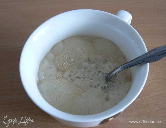 Сухие дрожжи смешать с 1 ч. л. сахара, залить  тёплой водой и дождаться появления пенной шапочки