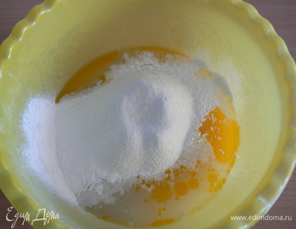 Всыпать половину муки и размешать.