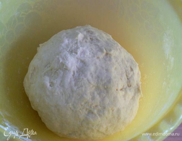 подсыпая муку замесить мягкое тесто, хорошо отстающее от стенок посуды.
Собрать в шар, накрыть и поставить в тёплое место.
