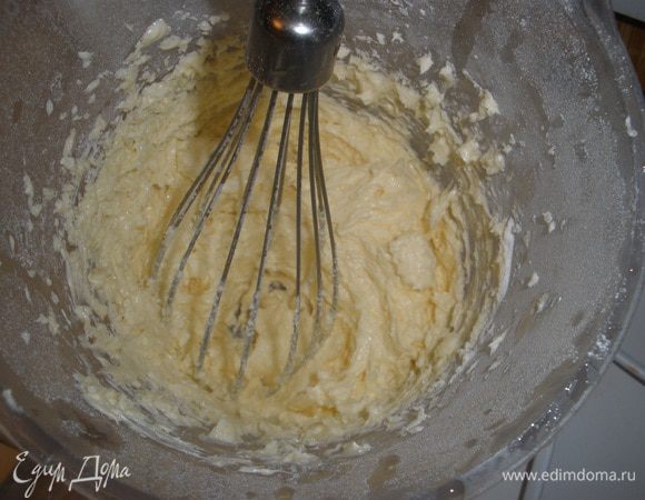 Масло взбить с пудрой и солью  в белую пышную массу. 