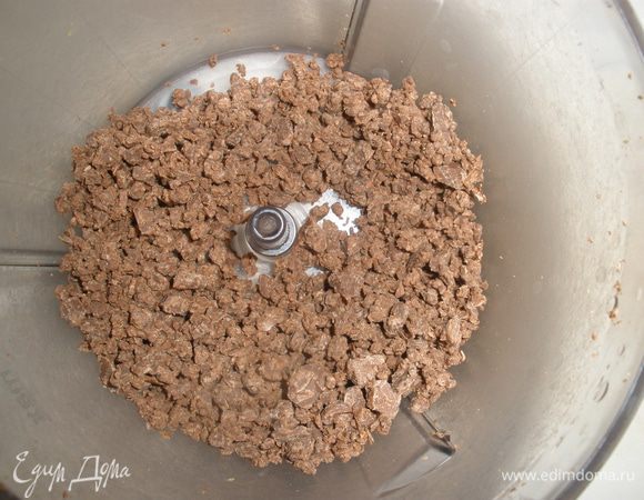 Шоколад крупно порубить в блендере. 